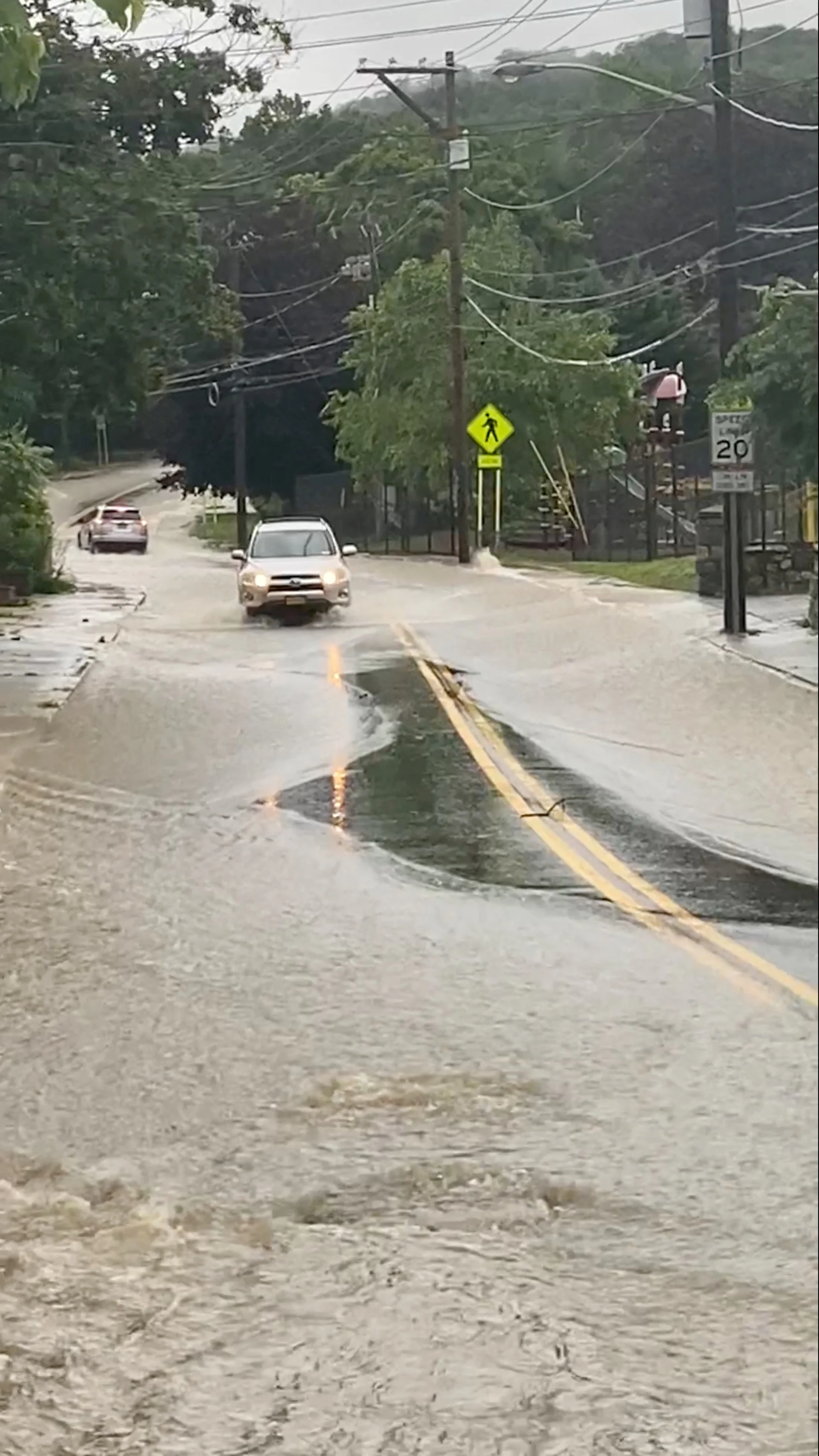 Reuters: Autos circulan por una carretera inundada en Highland Falls, Condado de Orange, EE. UU., 9 de julio de 2023 en esta captura de pantalla obtenida de un video de las redes sociales.  Instagram @aichelbee / vía Reuters