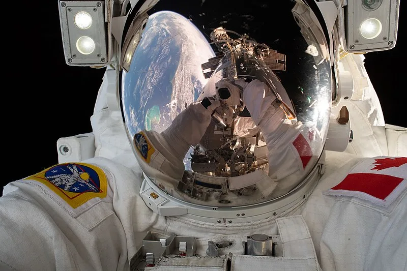 800px-ISS-59 EVA-3 (j) David Saint-Jacques takes a space-selfie