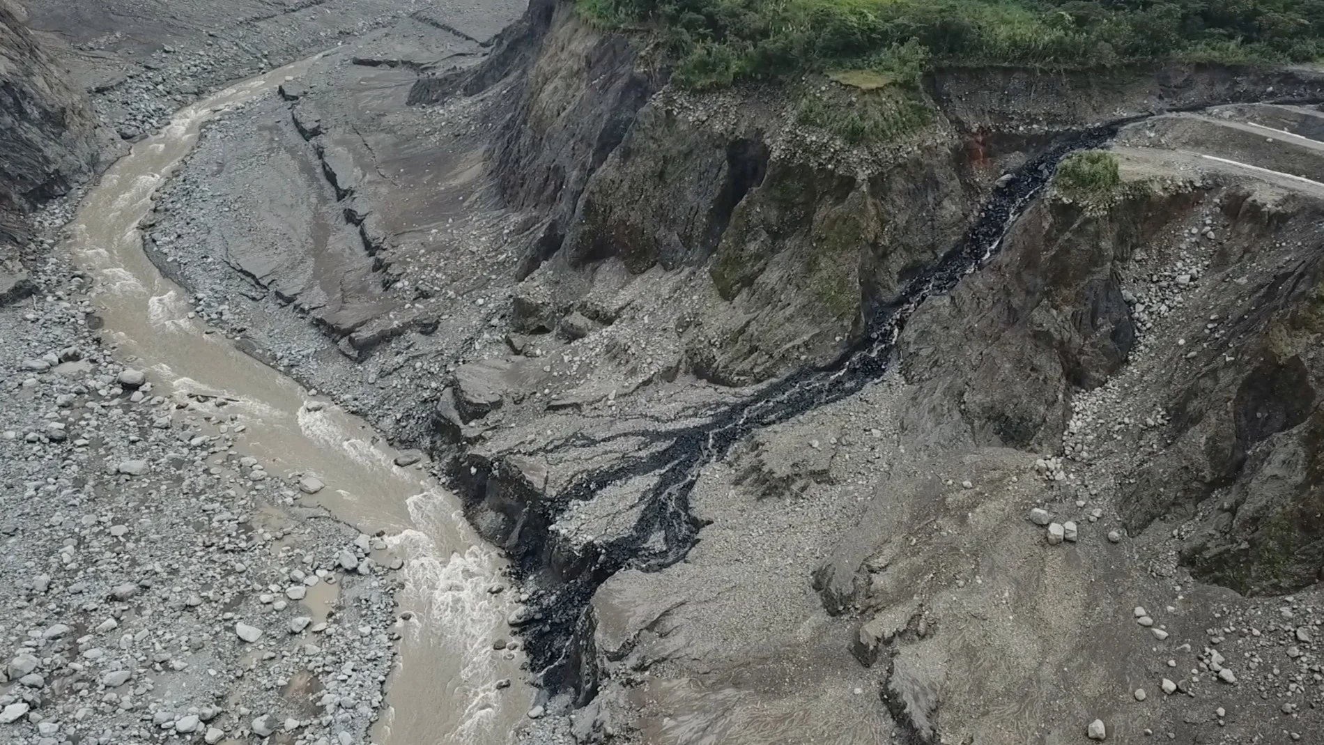 Reuters - oil spill in Ecuador (Nicolas Mainville/Amazon Frontlines/Handout via REUTERS)