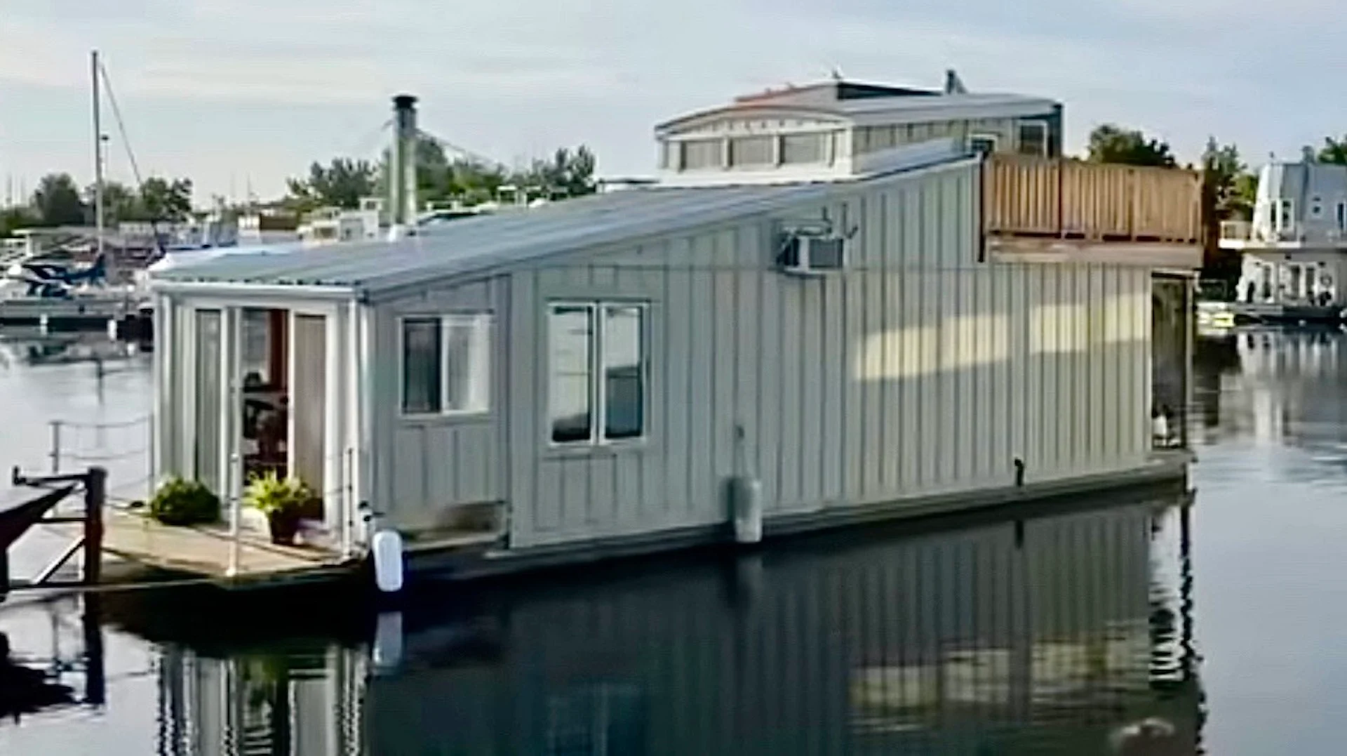 Kate Fincham houseboat/Instagram @ mylittlehouseboat