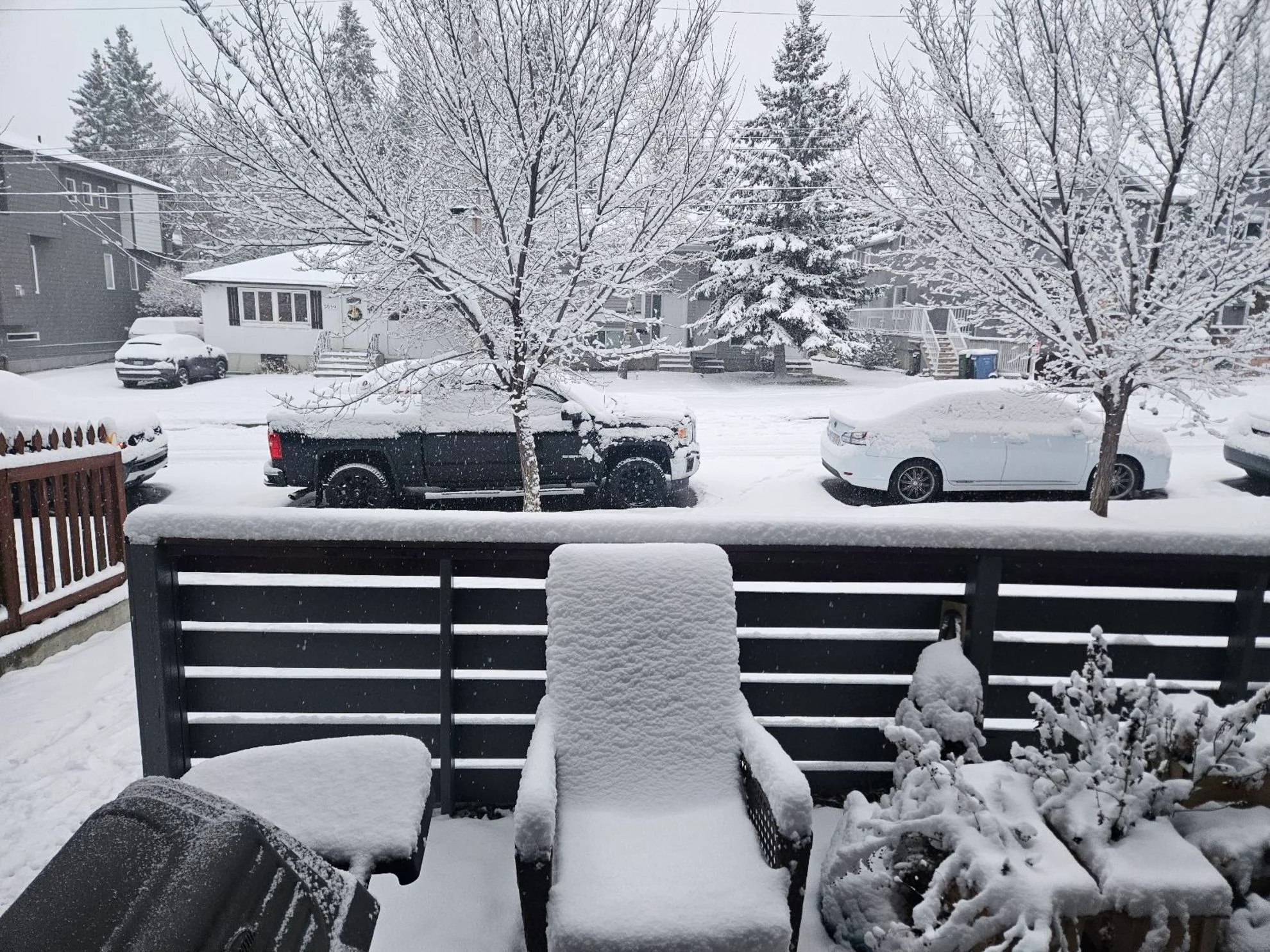 Heavy snow prompts warning in Calgary, brace for travel impacts Monday