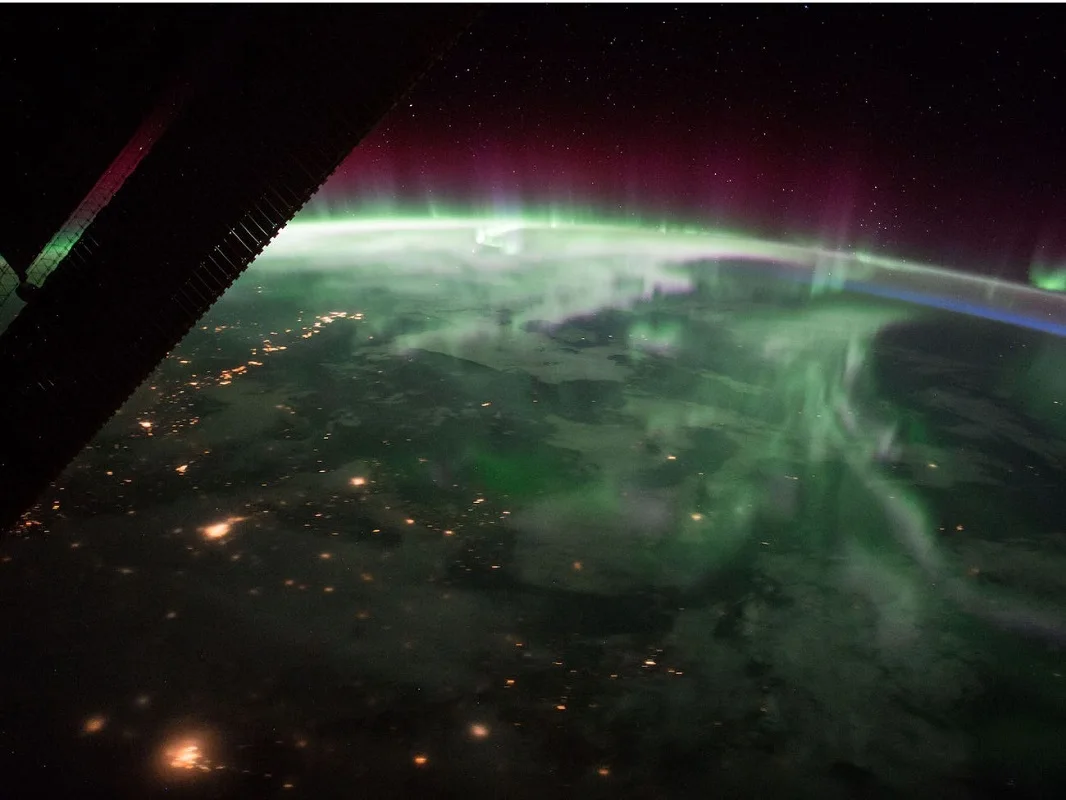 Puzzling 'crunch' in Earth's magnetic field produces new type of aurora borealis