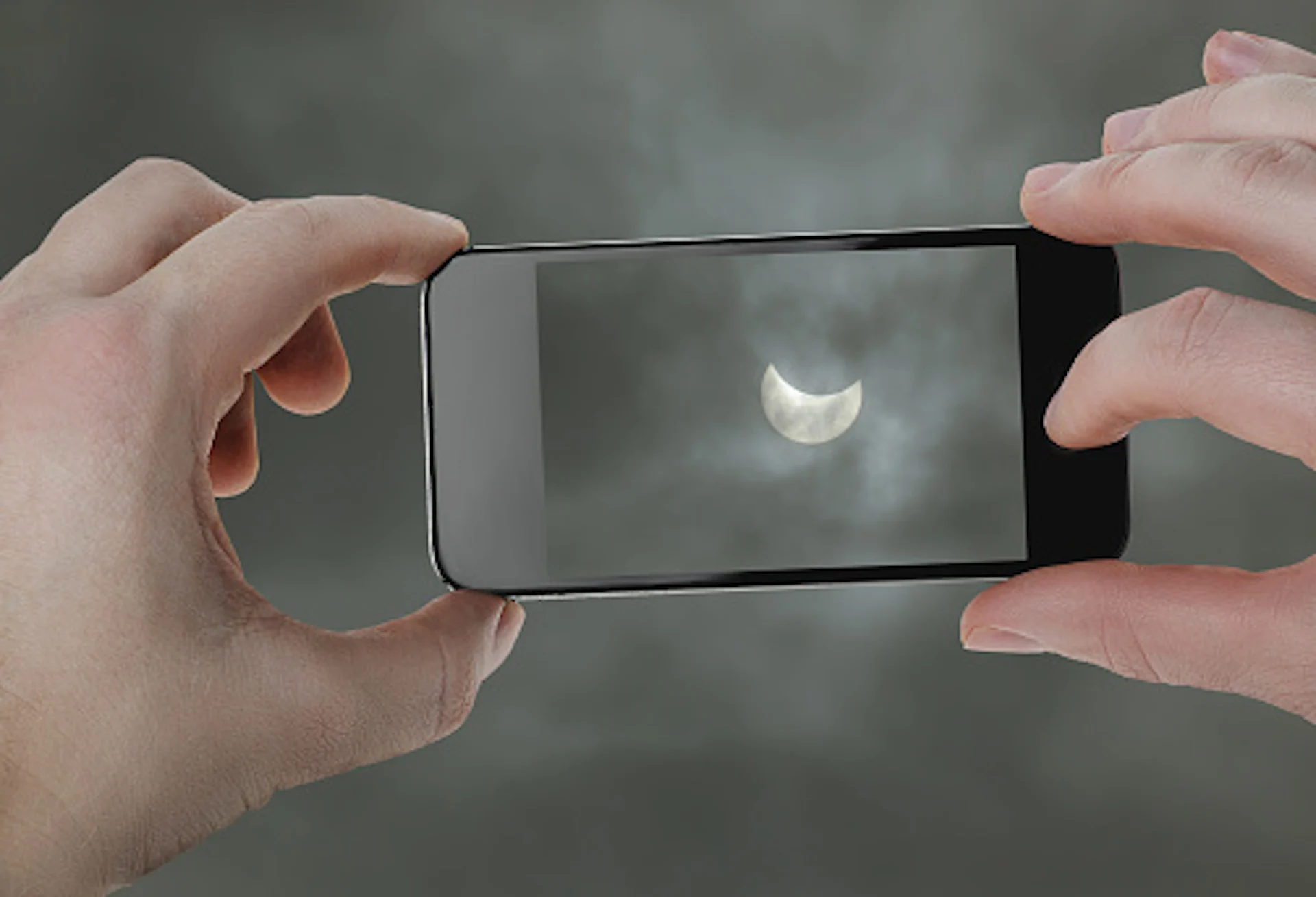 How to photograph the eclipse without frying your phone