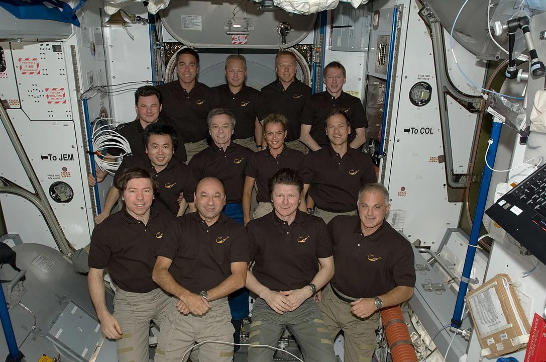 1087px-STS-127 group picture 03