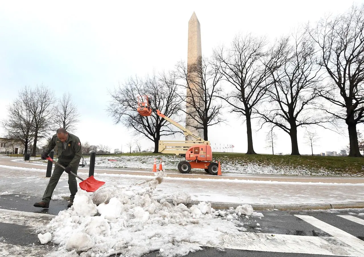 Snowstorm strands motorists, grounds planes in eastern U.S., Canada