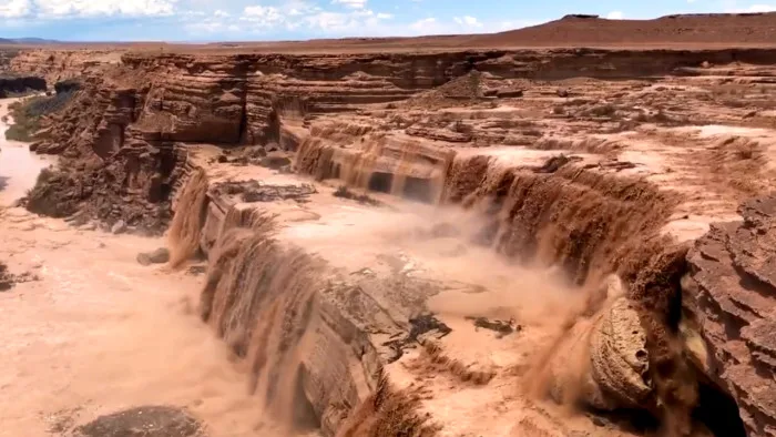 La pluie pare ce paysage désertique de chutes d'eau