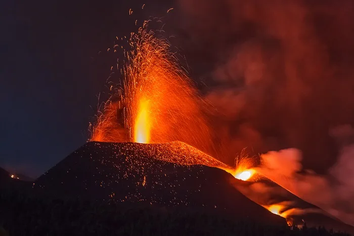 Hundreds more evacuated as La Palma volcano continues to erupt