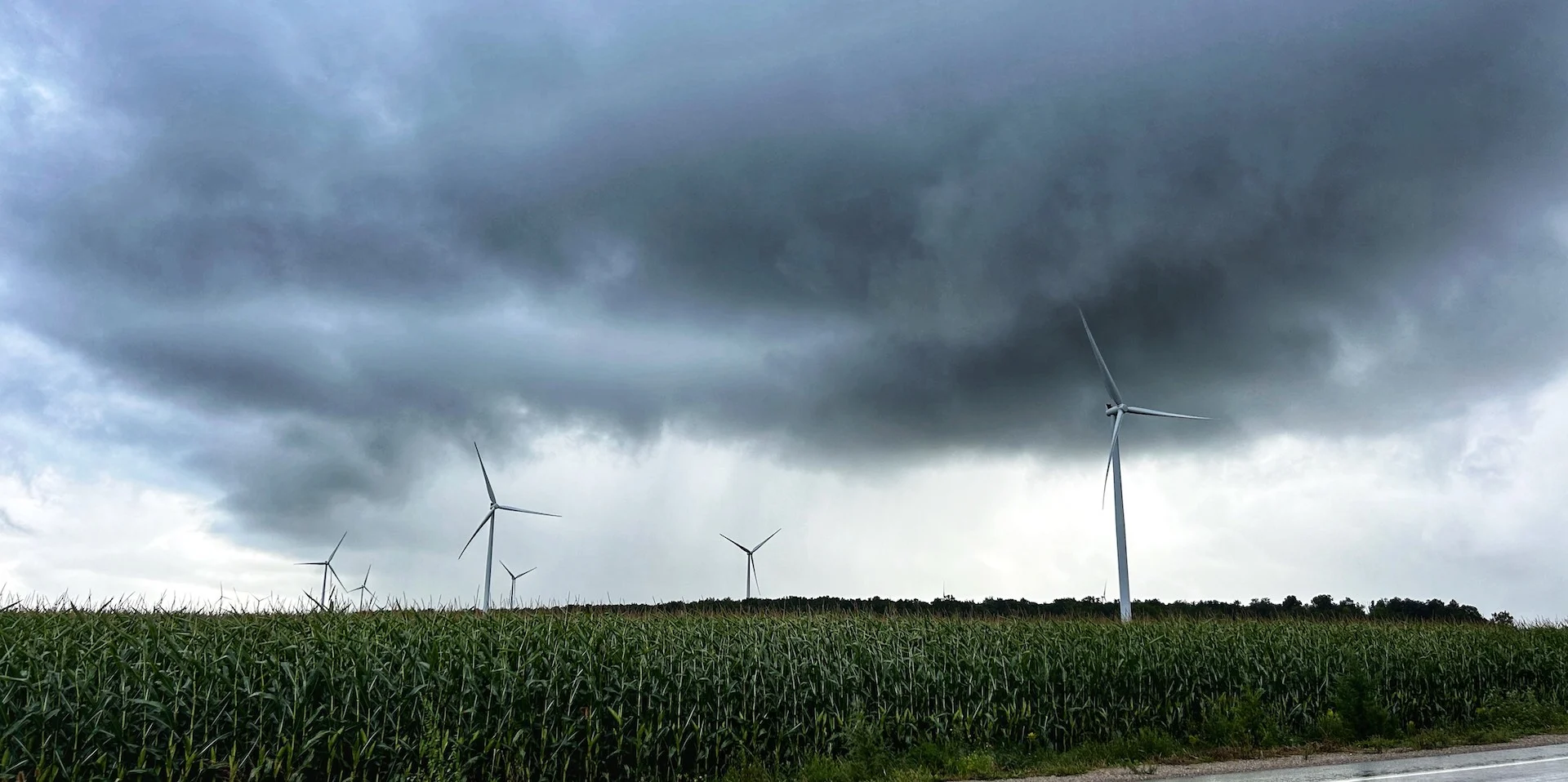 Noticeable cooldown in Ontario comes with strong winds, waterspout threat