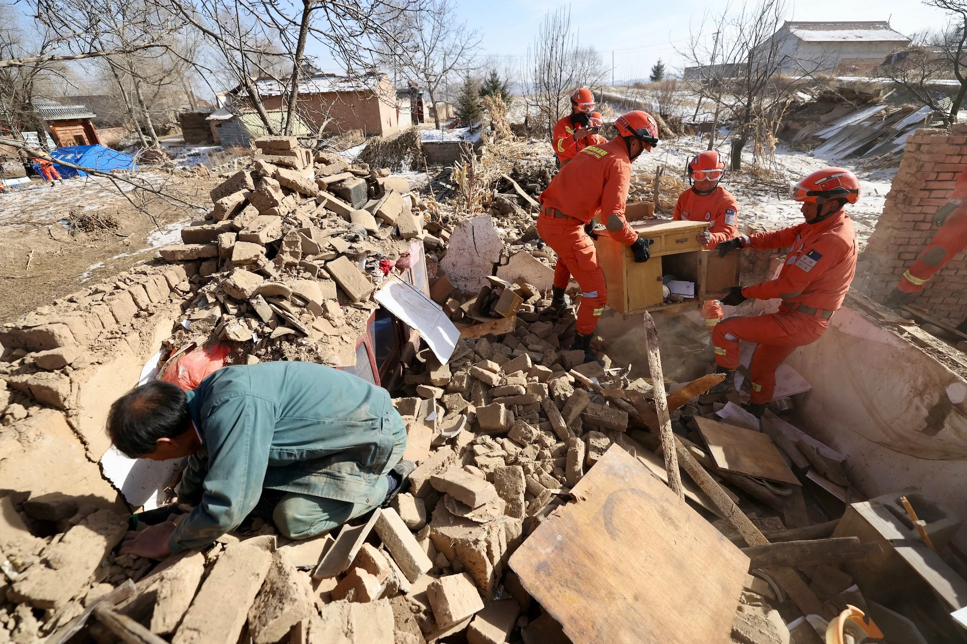 Chinese earthquake victims pulled to safety in sub-zero cold