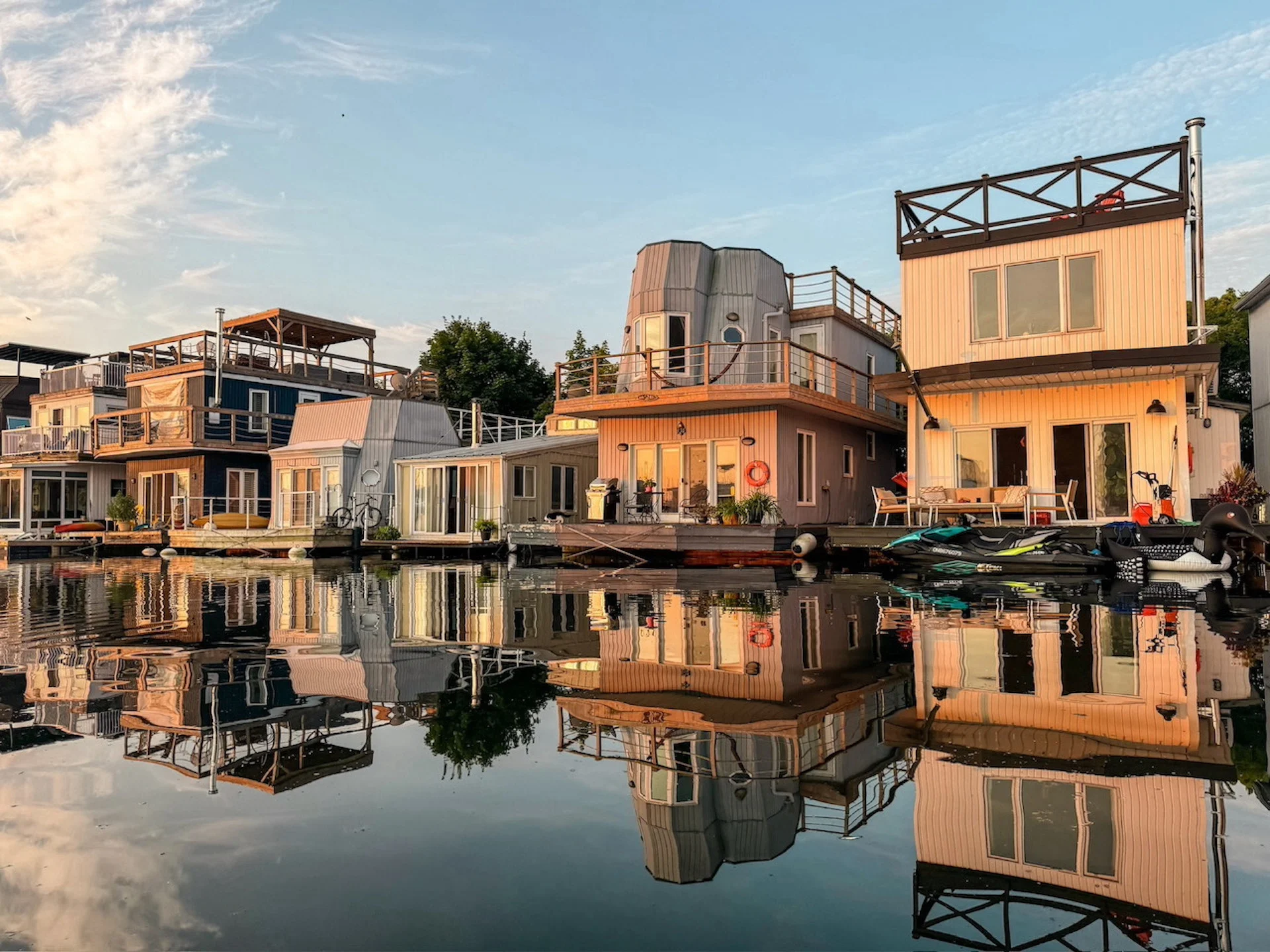 Life on the water: A glimpse into houseboat living year-round in Canada ...