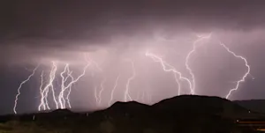 Vous ne rêvez pas, les orages sont plus effrayants la nuit. Voyez pourquoi.  