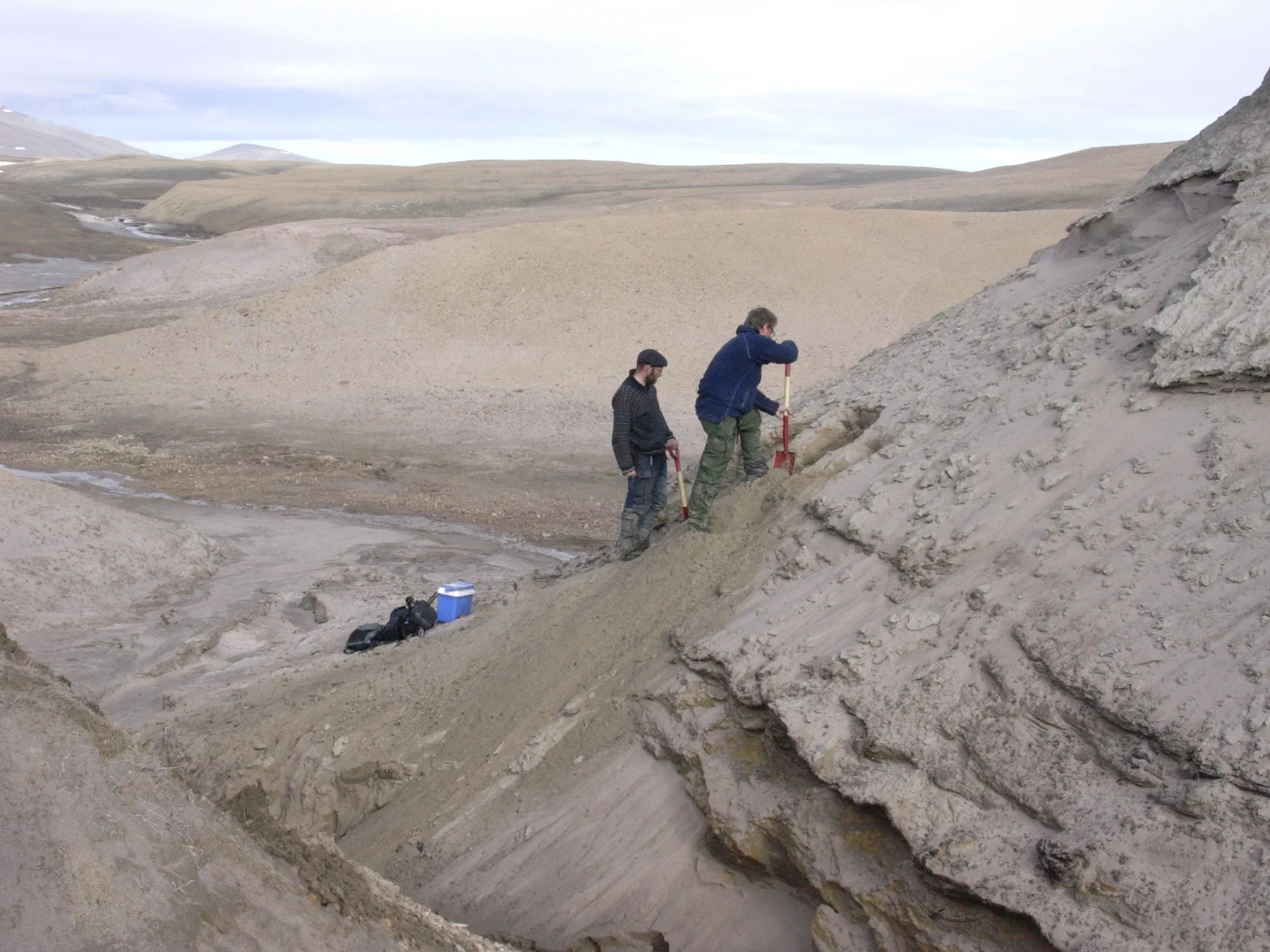 Professors Eske Willerslev and Kurt H. Kjær exposing fresh layers for sampling of sediments. (Svend Funder)