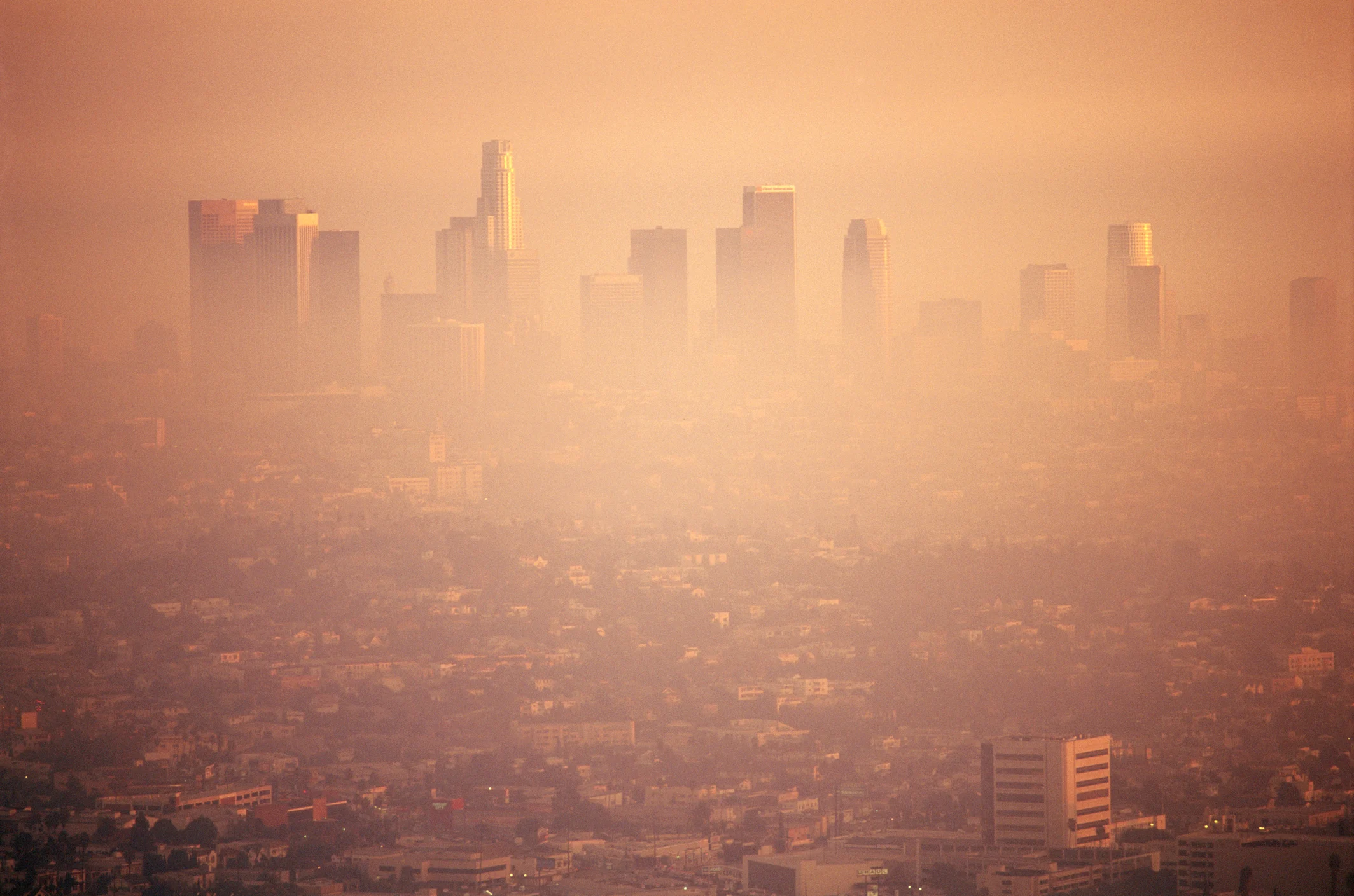 smog air pollution los angeles (Robert Landau. Corbis Documentary. Getty Images)