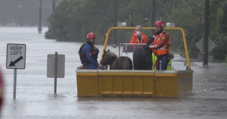 Floods hit southeast Australia, forcing thousands to evacuate
