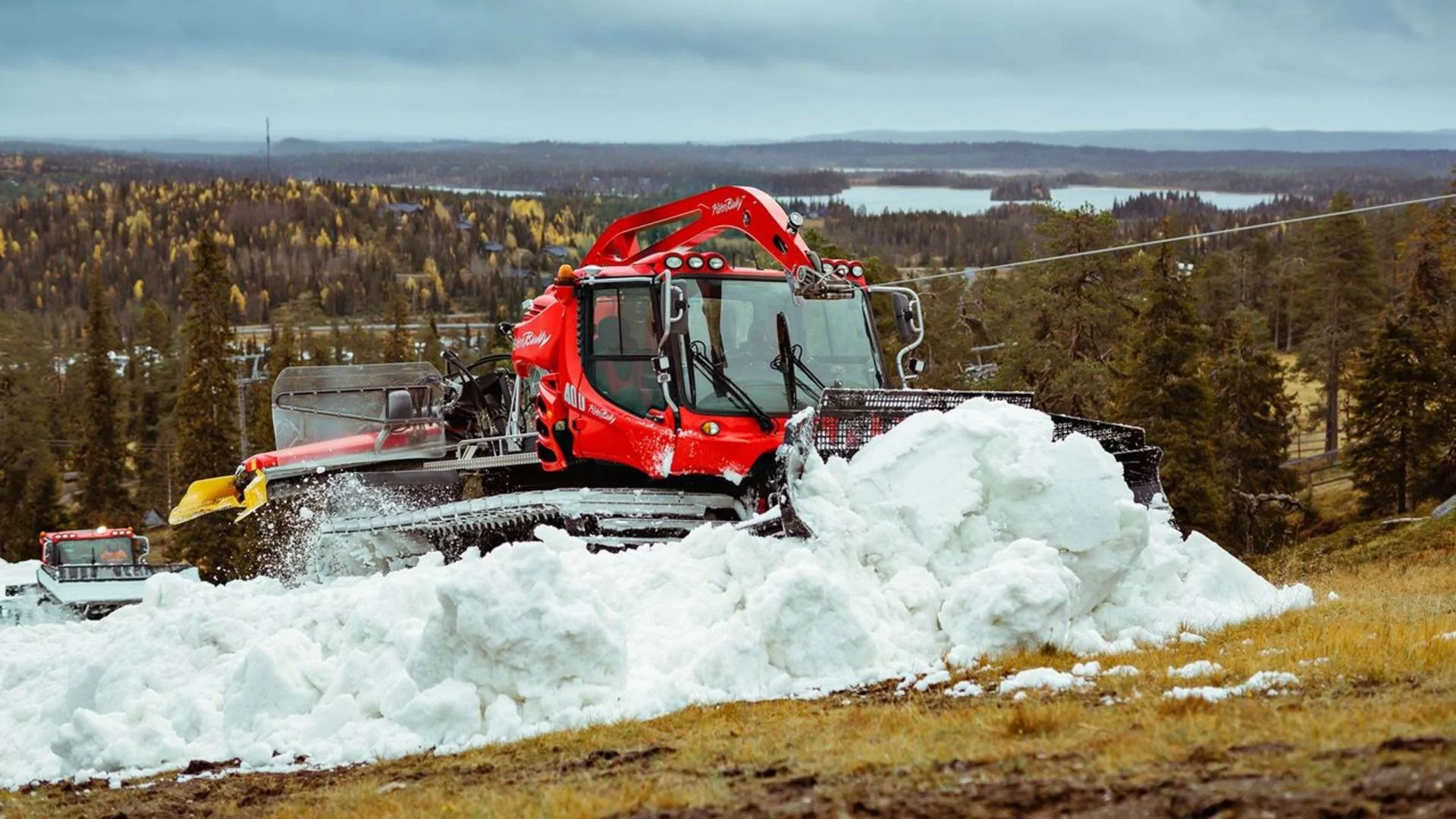 Des centres de ski entreposent de la neige pour l'hiver prochain