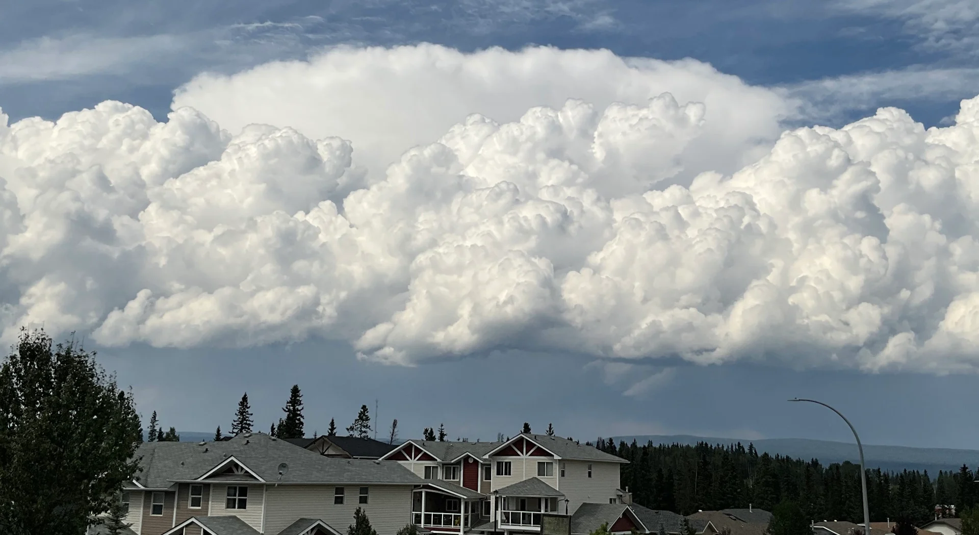 Les nuages pèsent des centaines de tonnes. Pourquoi ne tombent-ils pas au sol?