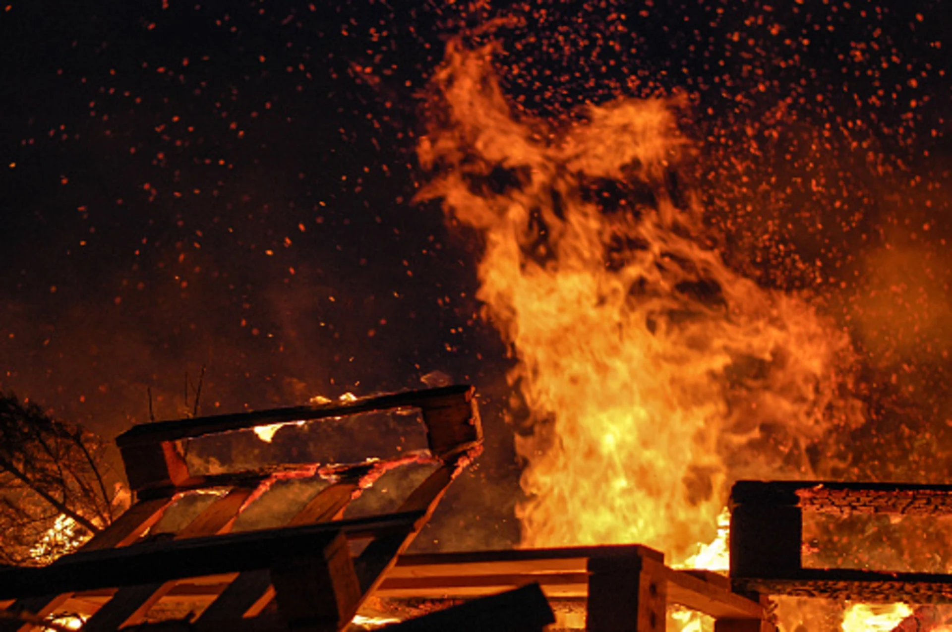 Evacuations ordered as winds fan multi-house fire in Calgary