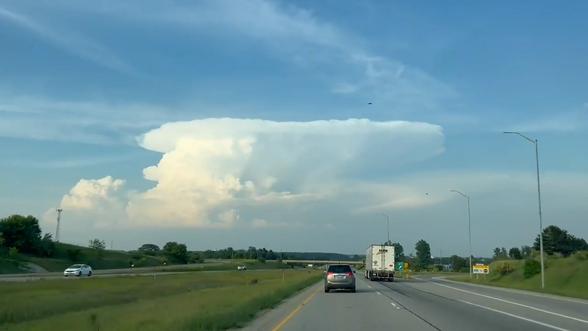 (Mark Robinson) Thunderstorm cumulonimbus anvil over Oakville Ontario June 2 2023