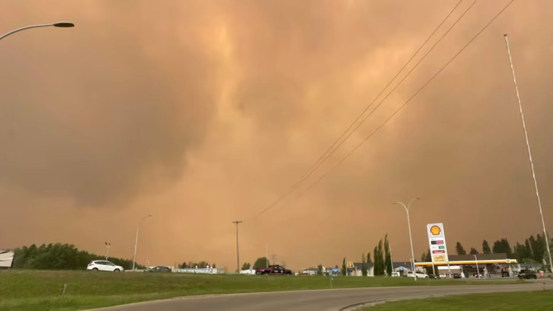 CBC: Smoky skies in Edson, Alta., on the evening of June 9, 2023, just before an evacuation order was issued for the town. (Submitted by Nicki Frison)