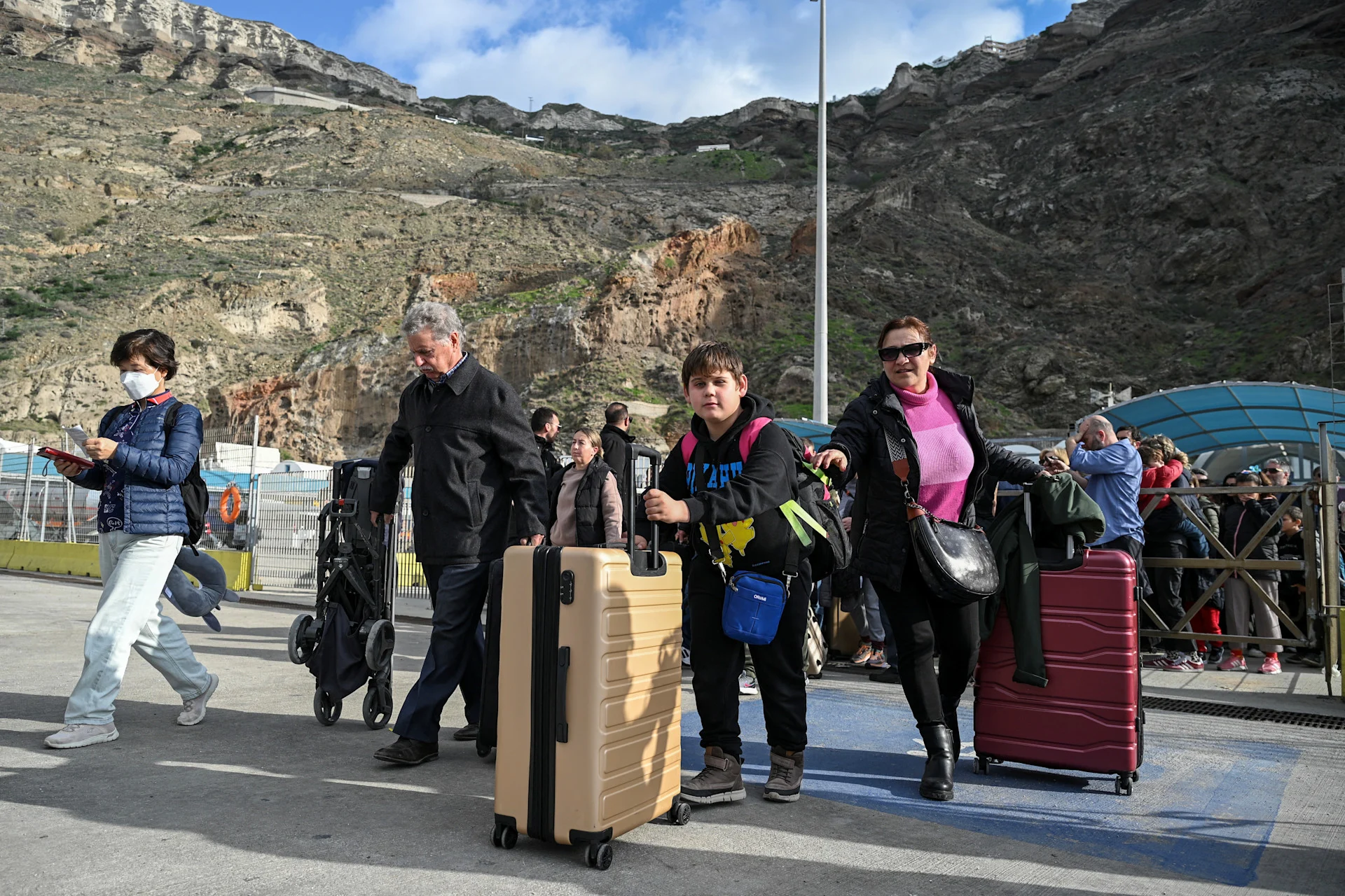 Reuters: Passengers walk to board a ferry as they leave following high seismic activity, on the island of Santorini, Greece, February 3, 2025. REUTERS/Nikos Christofakis