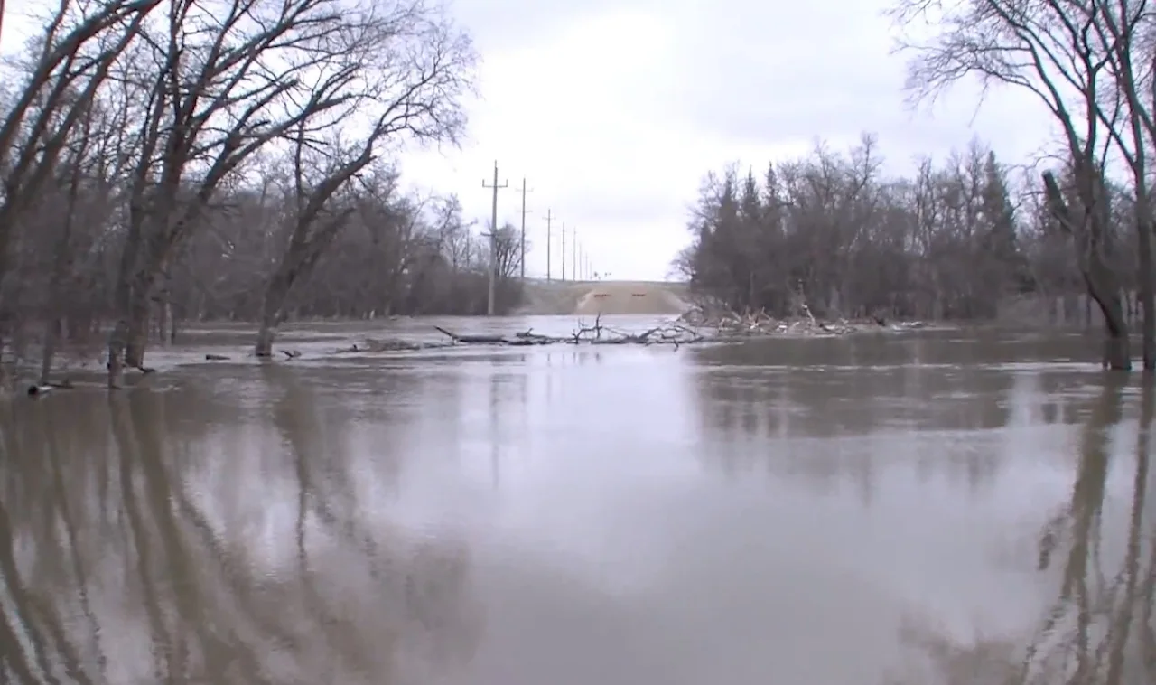 Clipper conveyor belt bolsters spring flooding risk in Manitoba