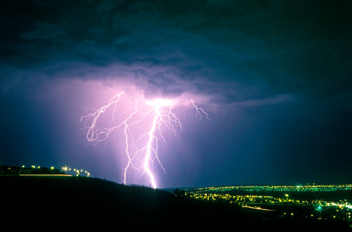 Lightning strike sets Winnipeg home on fire - The Weather Network