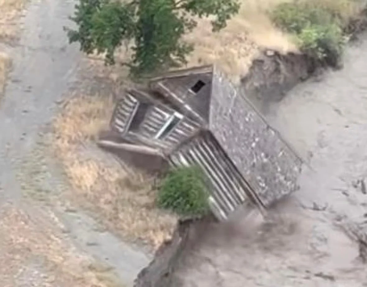 pothole-ranch-chilcotin-river-flood-facebook-photo/Lennon Solomon via CBC