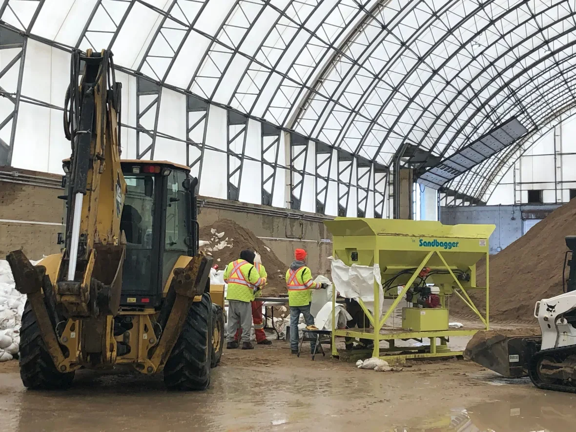 city-crews-sandbagging