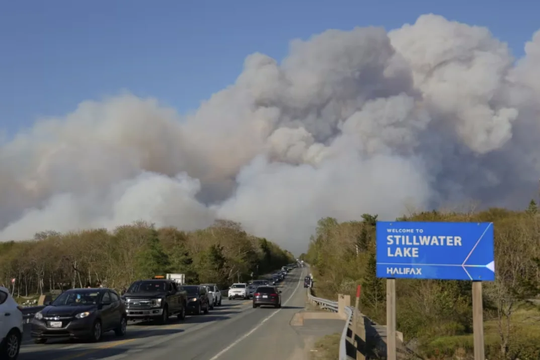 CBC: Cars were seen heading away from the area on Sunday afternoon. (Jeorge Sadi/CBC)