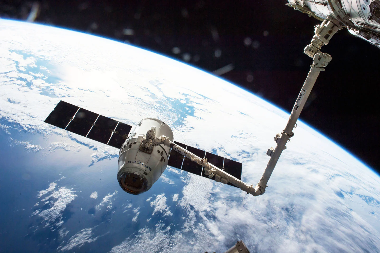 Canadarm2-catches-SpaceX-s-Dragon-resupply-ship