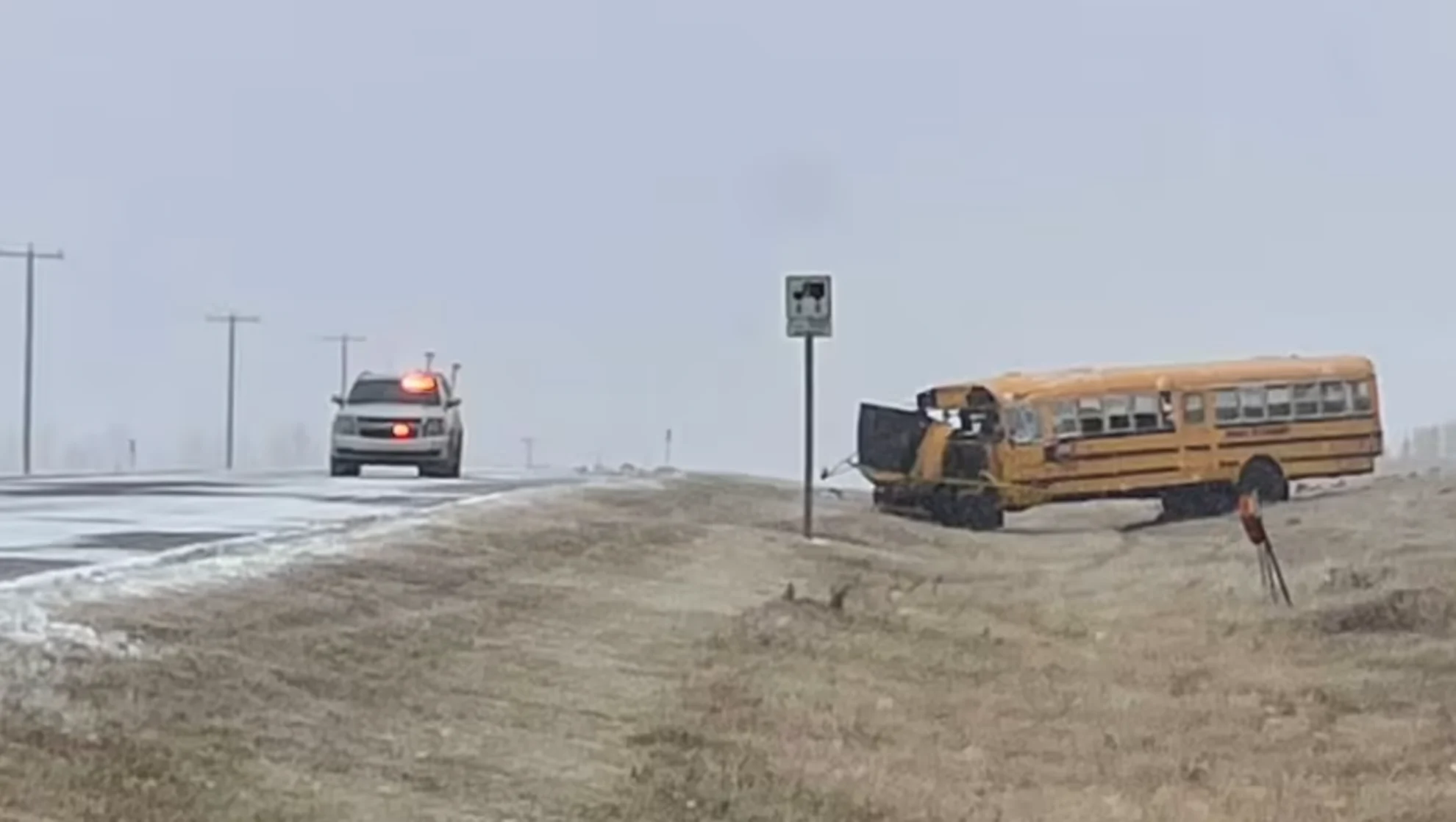 6 injured in school bus rollover near Didsbury, Alta.