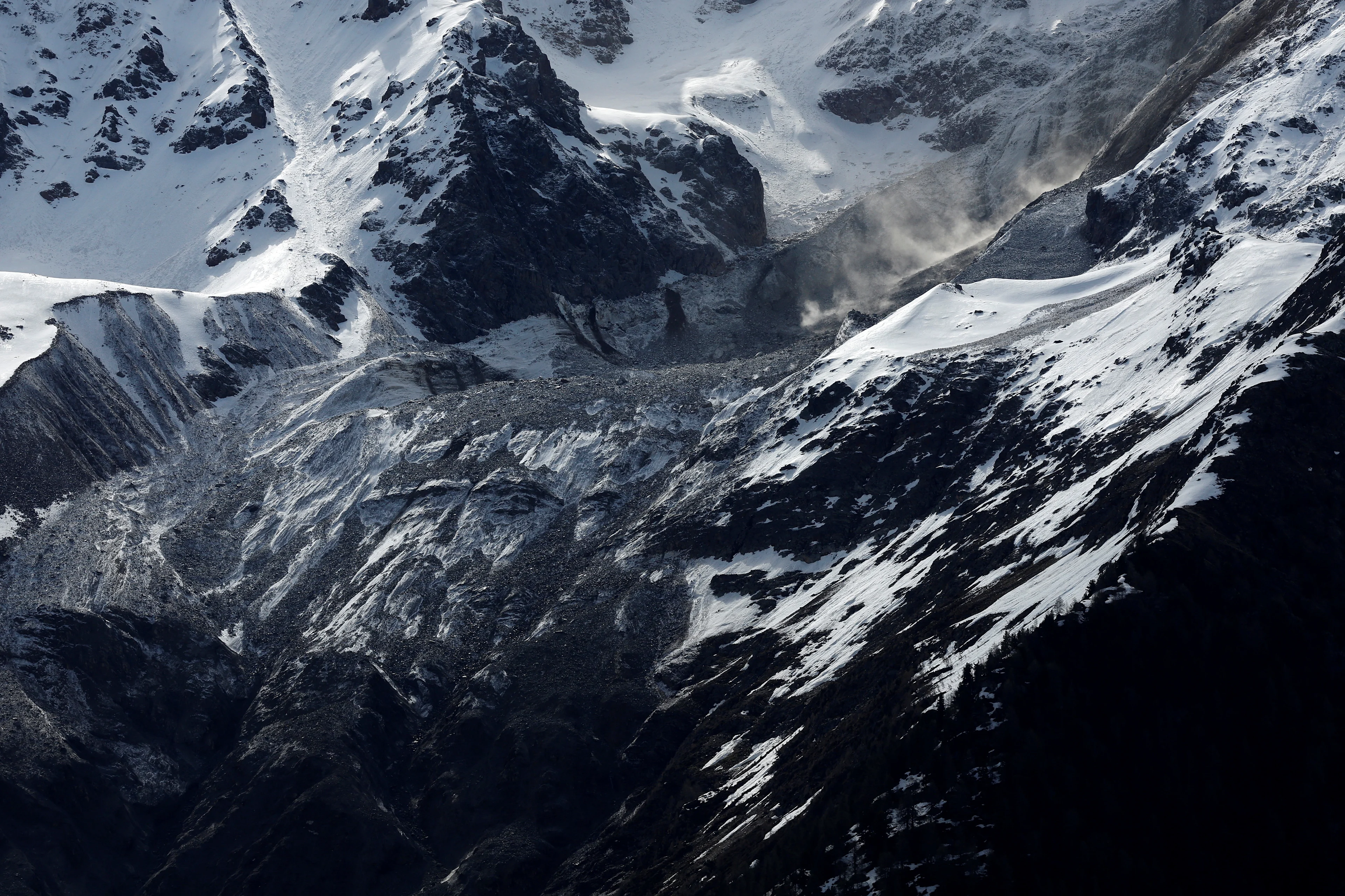 REUTERS - SWISS-VILLAGE GLACIER - MAY 28