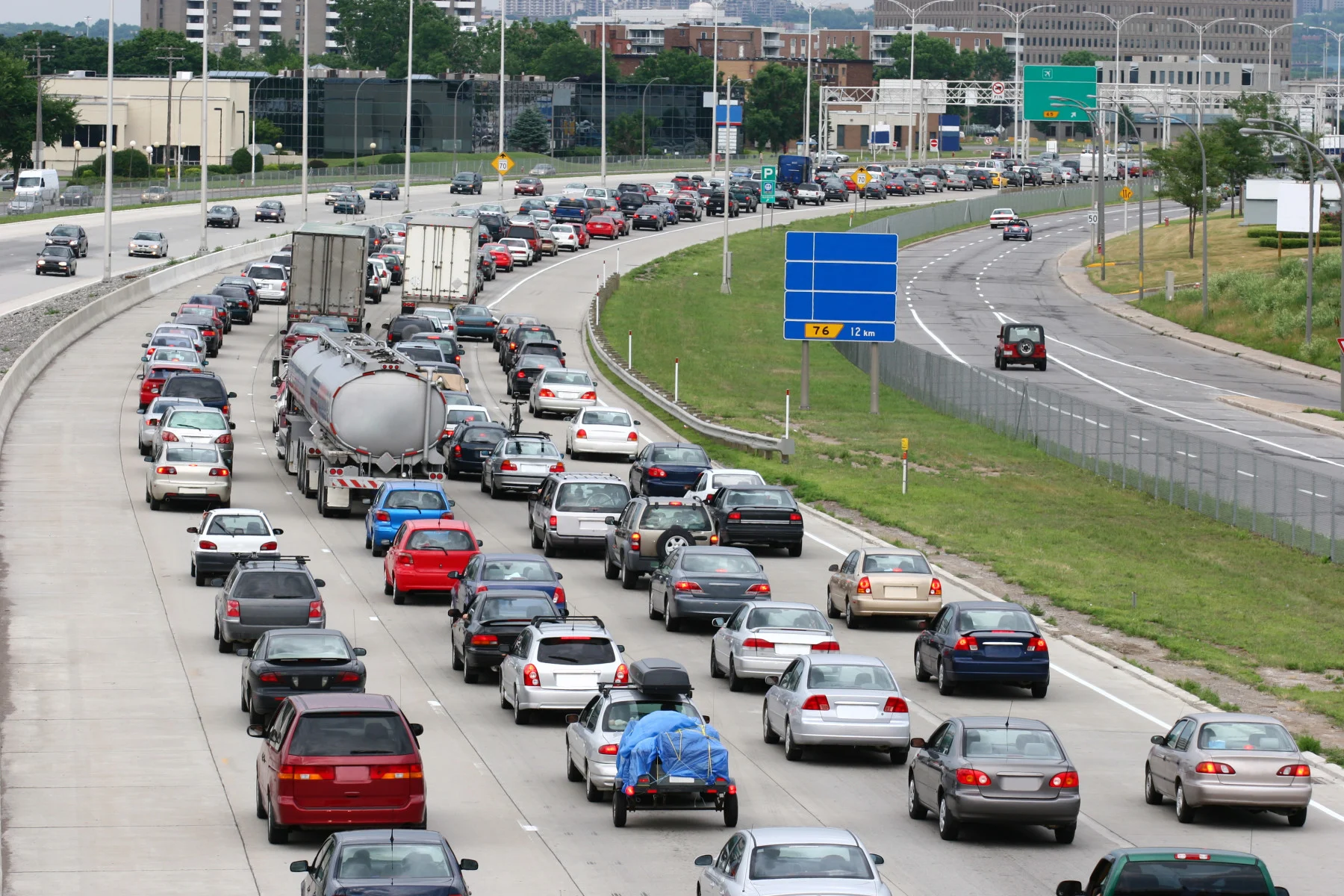 Traffic is a significant source of greenhouse gases in urban regions. (buzbuzzer/ E+/ Getty Images)