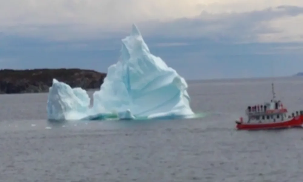 À VOIR : un énorme iceberg s'effondre à côté d'un bateau
