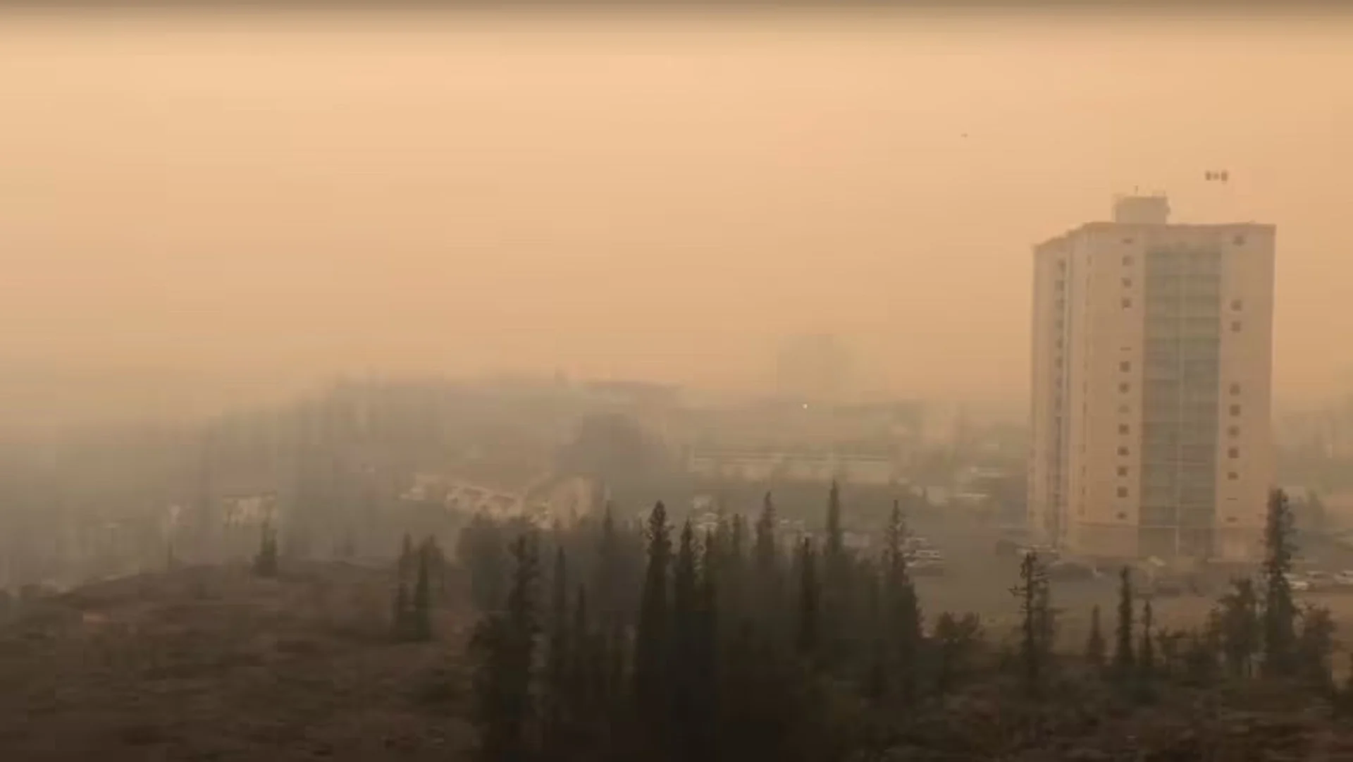 Yellowknife, N.W.T. smoke Aug. 13 /Meghan Roberts/CBC)