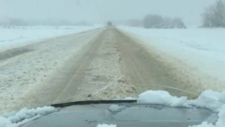 snowy-highway-43-near-beaverlodge