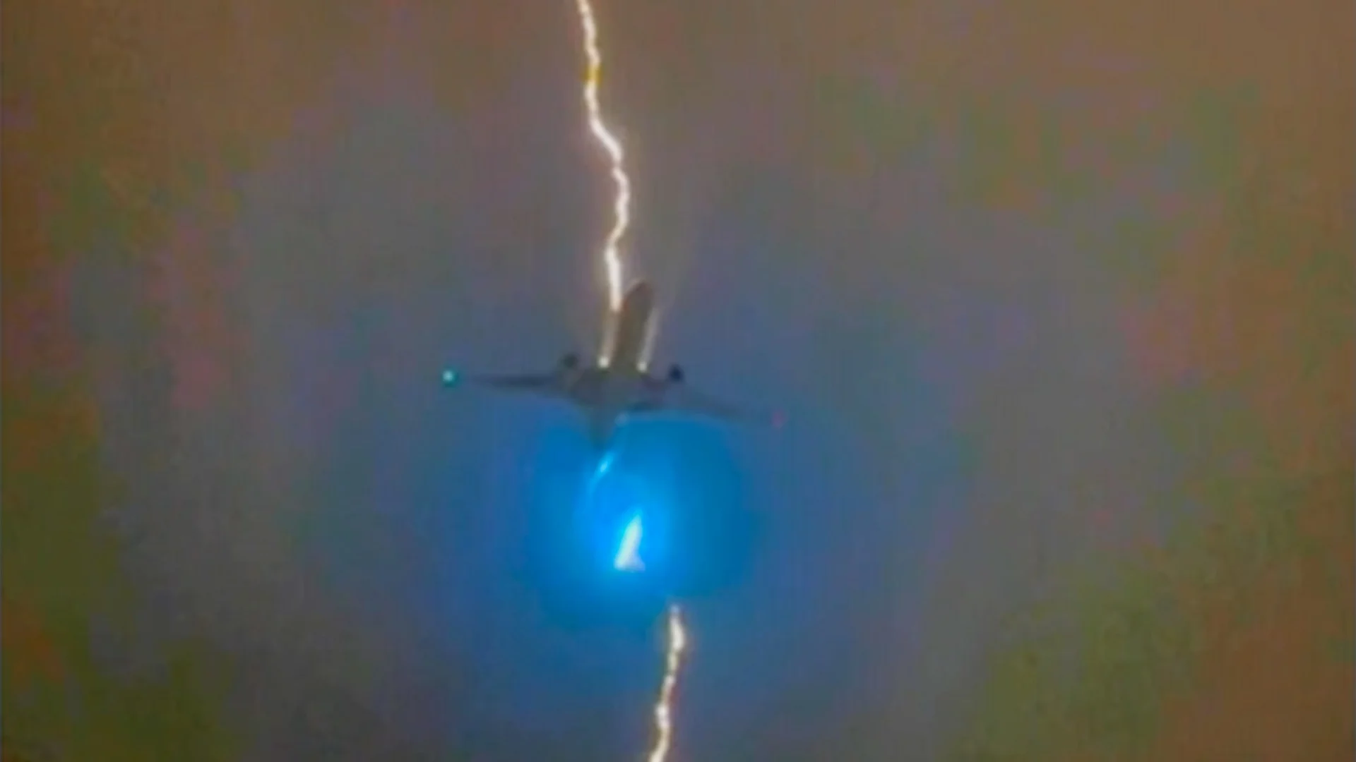 Un avion frappé par la foudre en plein vol