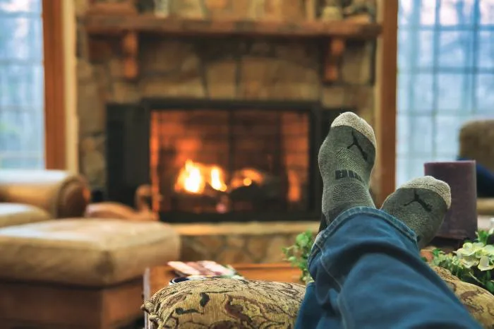 Le foyer au bois fait sortir la chaleur de votre maison