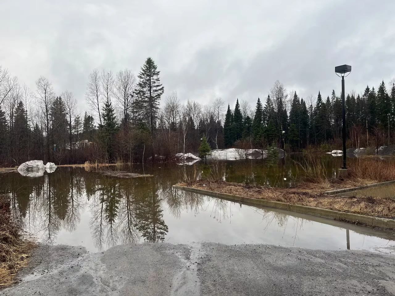 The parking lot at Archibald Microbrasserie, a microbrewery in Lac-Beauport, was flooded when the Rivière Jaune overflowed. (Radio-Canada)