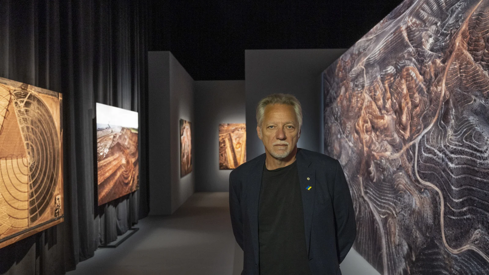 Edward Burtynsky in the In the Wake of Progress complementary gallery exhibition, Canadian Opera Company Theatre, Toronto. (© Jim Panou)