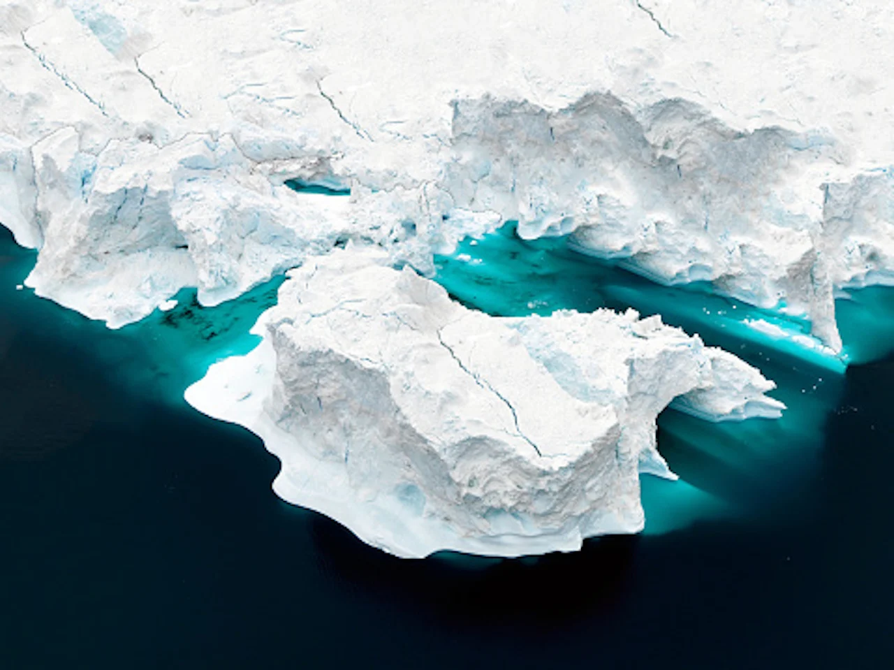 Aerial view of icebergs on Arctic Ocean in Greenland/Explora 2005/Getty Images-899103038-170667a