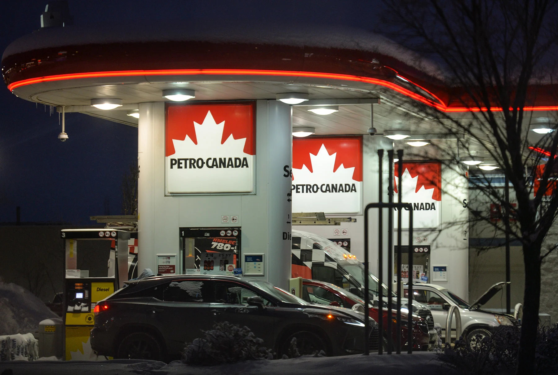 Daily life at a Petro-Canada gas station in Edmonton during the COVID-19 pandemic. (NurPhoto/ Contributor/ Getty Images)