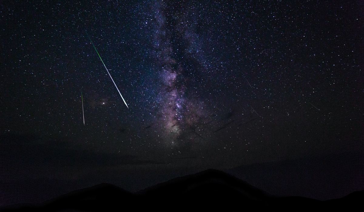 A meteor crosses the sky of Ontario