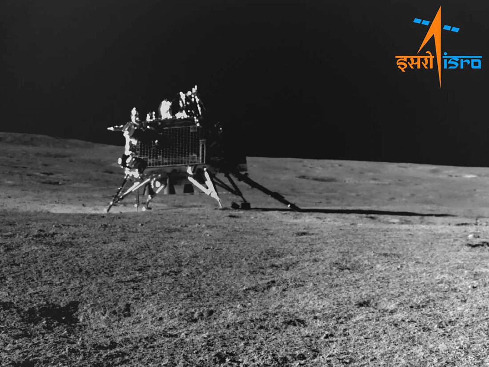 India-s Vikram lander imaged by Pragyan Rover - Chandrayaan-3 - ISRO