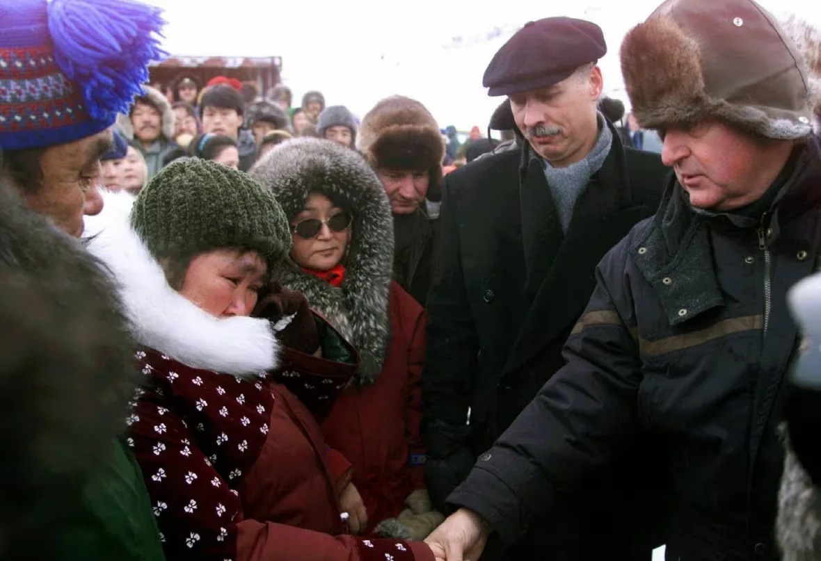CBC: A woman who lost a child breaks down as she shakes hands with then-Quebec premier Lucien Bouchard in Kangiqsualujjaq, Que., on Jan. 3, 1999. (Paul Chiasson/Canadian Press)