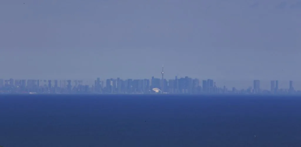Watch Toronto ‘float’ above the horizon in this stunning mirage