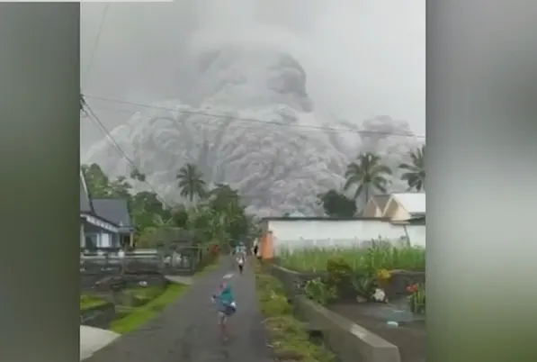Puissante éruption volcanique : un village enseveli sous les cendres