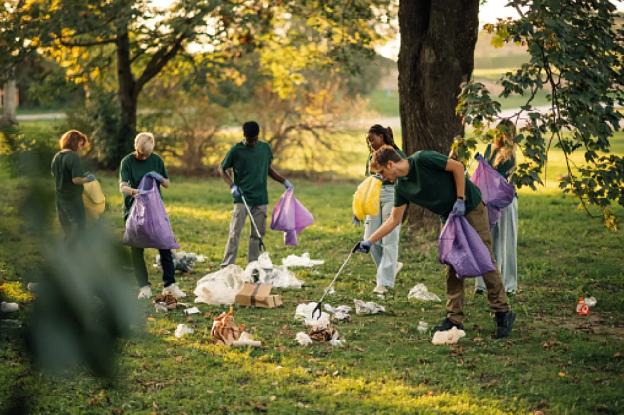 Volunteer cleanup of garbage/Zamrznutitonovi/Getty Images/2197310614-170667a