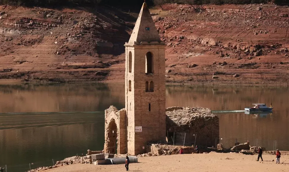 L'église autrefois engloutie du réservoir de Sau, en Catalogne