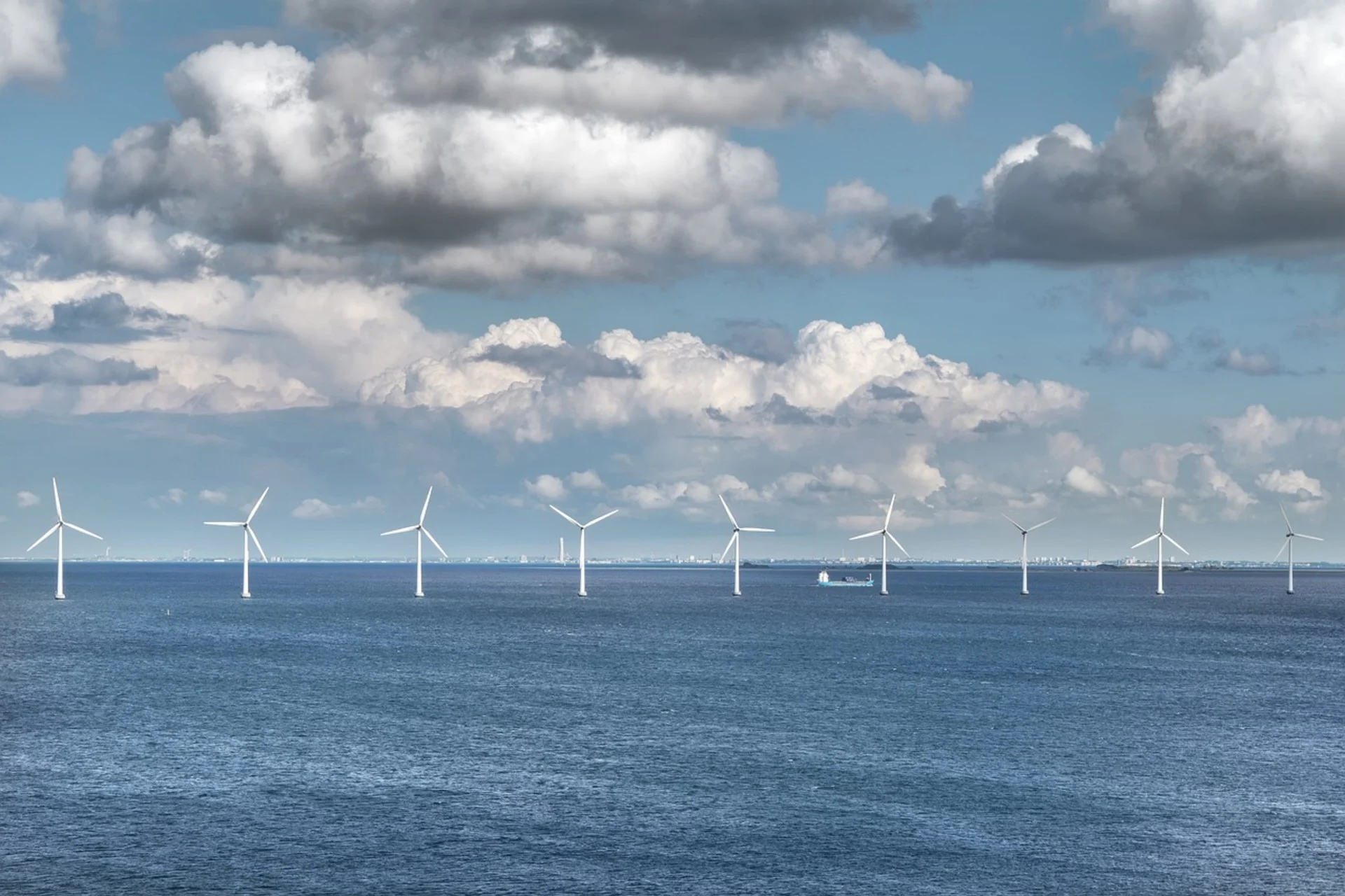 Le plus grand parc éolien en mer commence à fournir de l’électricité